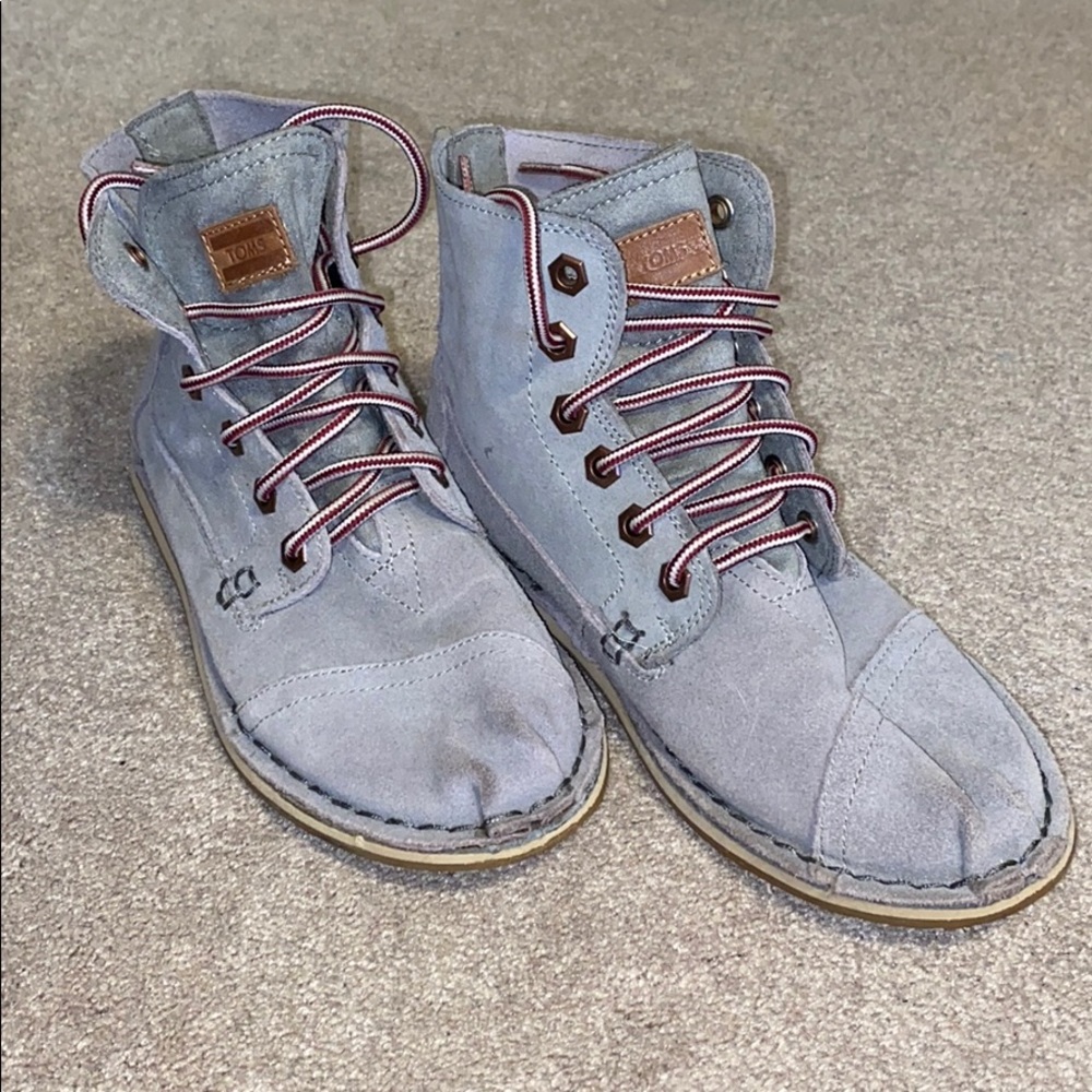 Light gray high top Toms